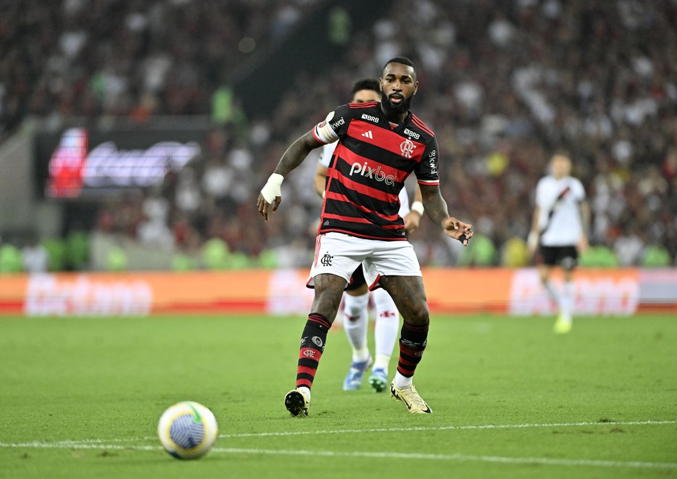 Gerson em ação em Flamengo x Vasco — Foto: André Durão