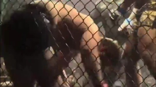 Filho de ex-campeão do UFC sofre nocaute brutal em luta amadora de MMA; assista