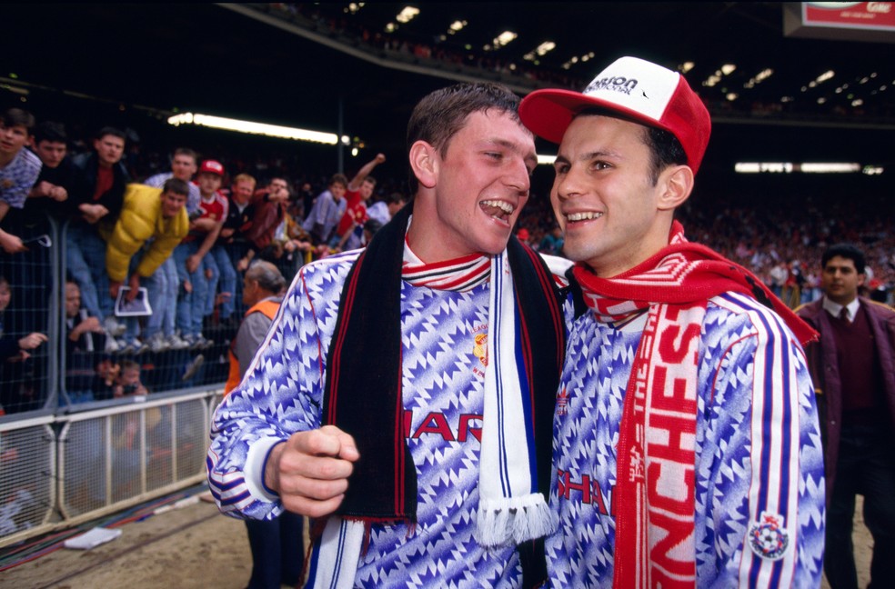 Uniforme de "flocos de neve", usado por Lee Sharpe e Ryan Giggs, marcou &eacute;poca no United &mdash; Foto: Getty Images