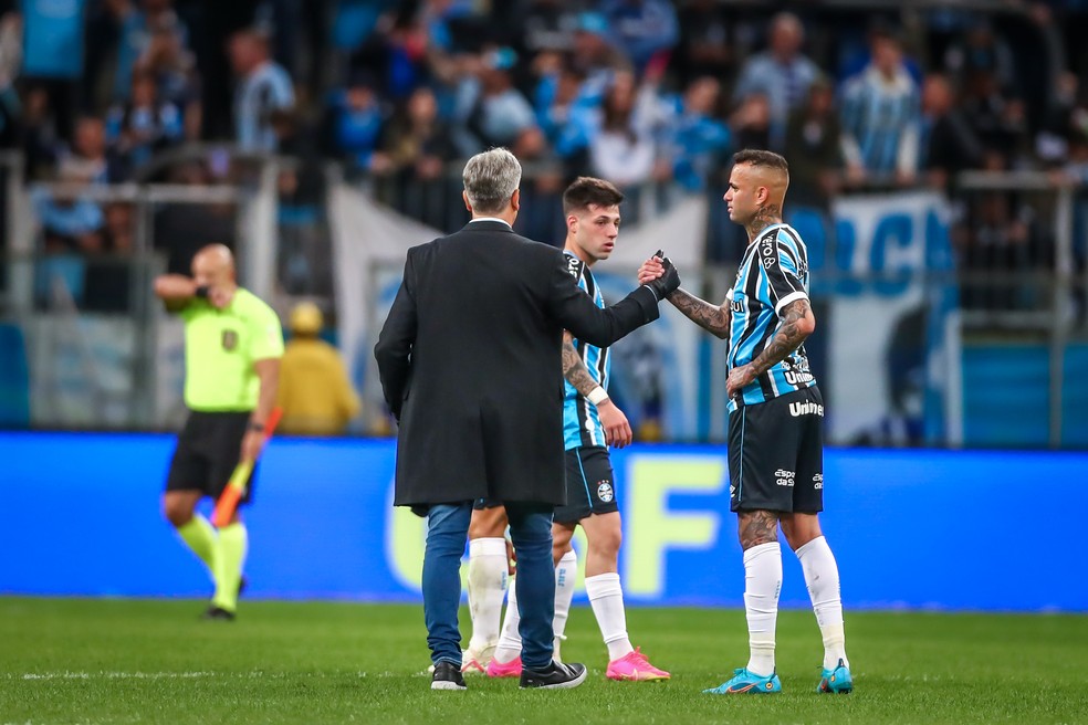 Renato Gaúcho e Luan, após vitória do Grêmio diante do Fluminense — Foto: Lucas Uebel/Grêmio