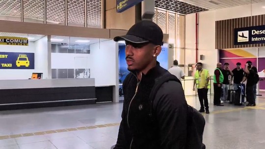 John Kennedy chega ao Rio e faz promessa: "Pode esperar gol"