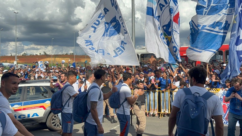 Torcida do Cruzeiro faz festa para o time na chegada ao aeroporto de Confins — Foto: Pedro Miguel