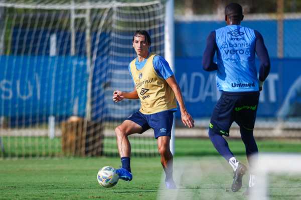 Treino de Geromel e Bruno Uvini marca retorno após lesões musculares no Grêmio