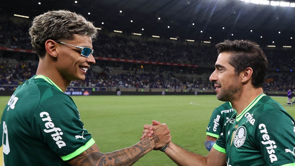 Richard Ríos cumprimenta Abel Ferreira após título brasileiro do Palmeiras — Foto: Cesar Greco/Palmeiras