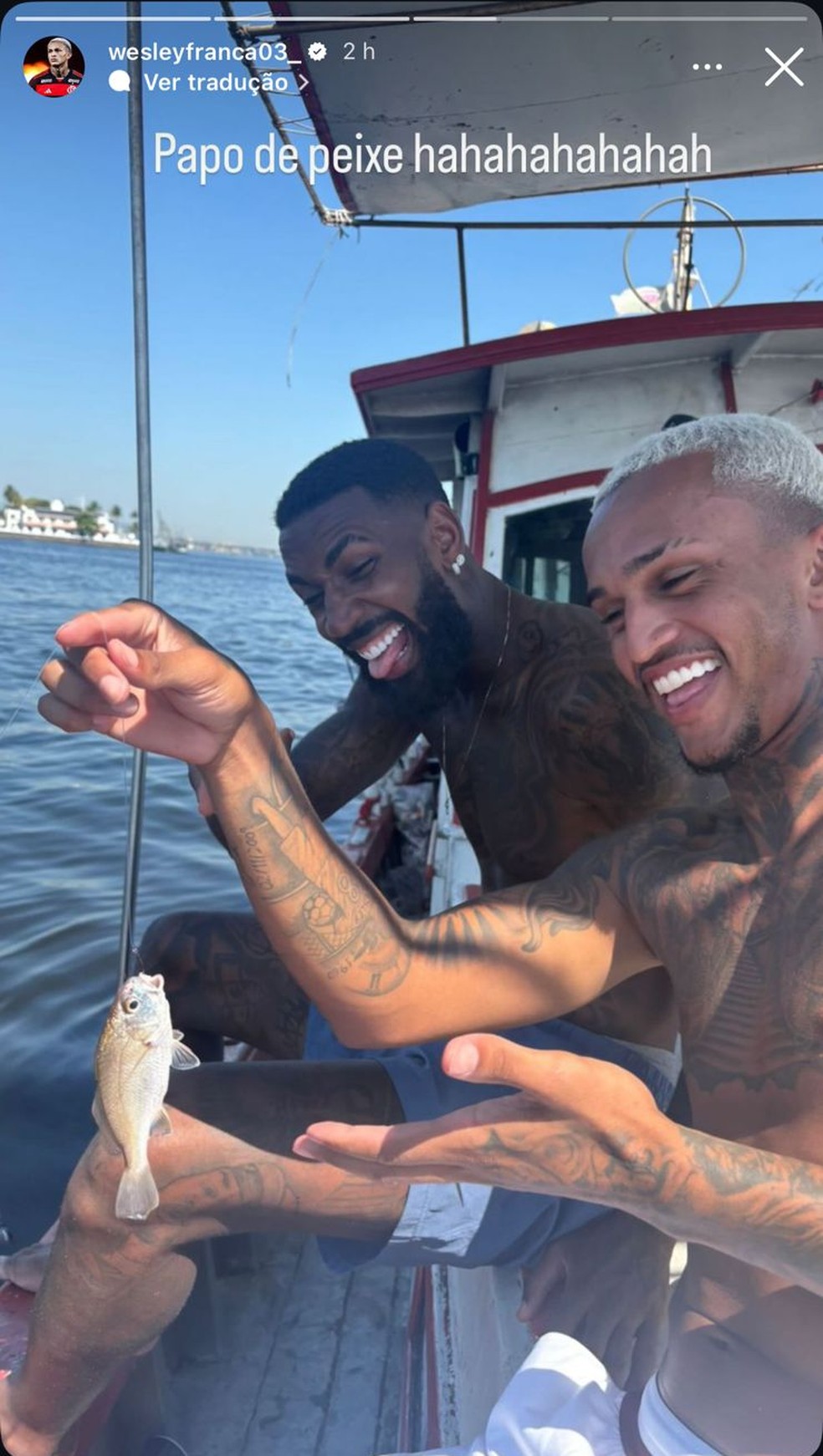 Gerson e Wesley se divertem em pescaria em folga do Flamengo — Foto: Reprodução / Arquivo pessoal
