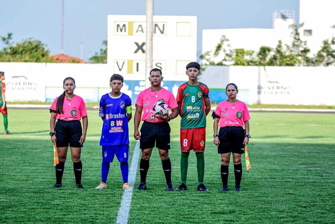 Jogadores jovens em ação durante partida do Campeonato Roraimense Sub-15 no estádio Canarinho