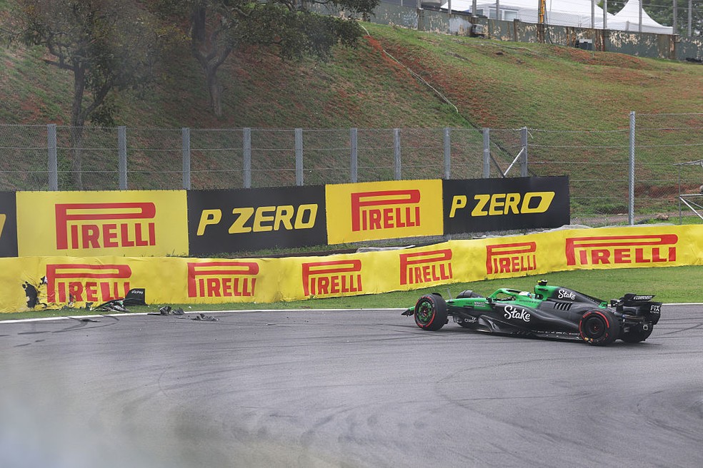 Gabriel Bortoleto bate e abandona GP de São Paulo da F1 2025 — Foto: Steven Tee/LAT Images