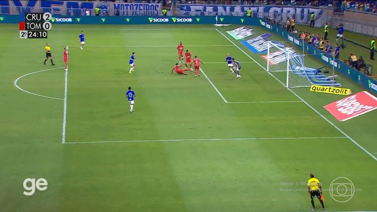 Gol curioso do Cruzeiro em partida decisiva do Campeonato Mineiro.
