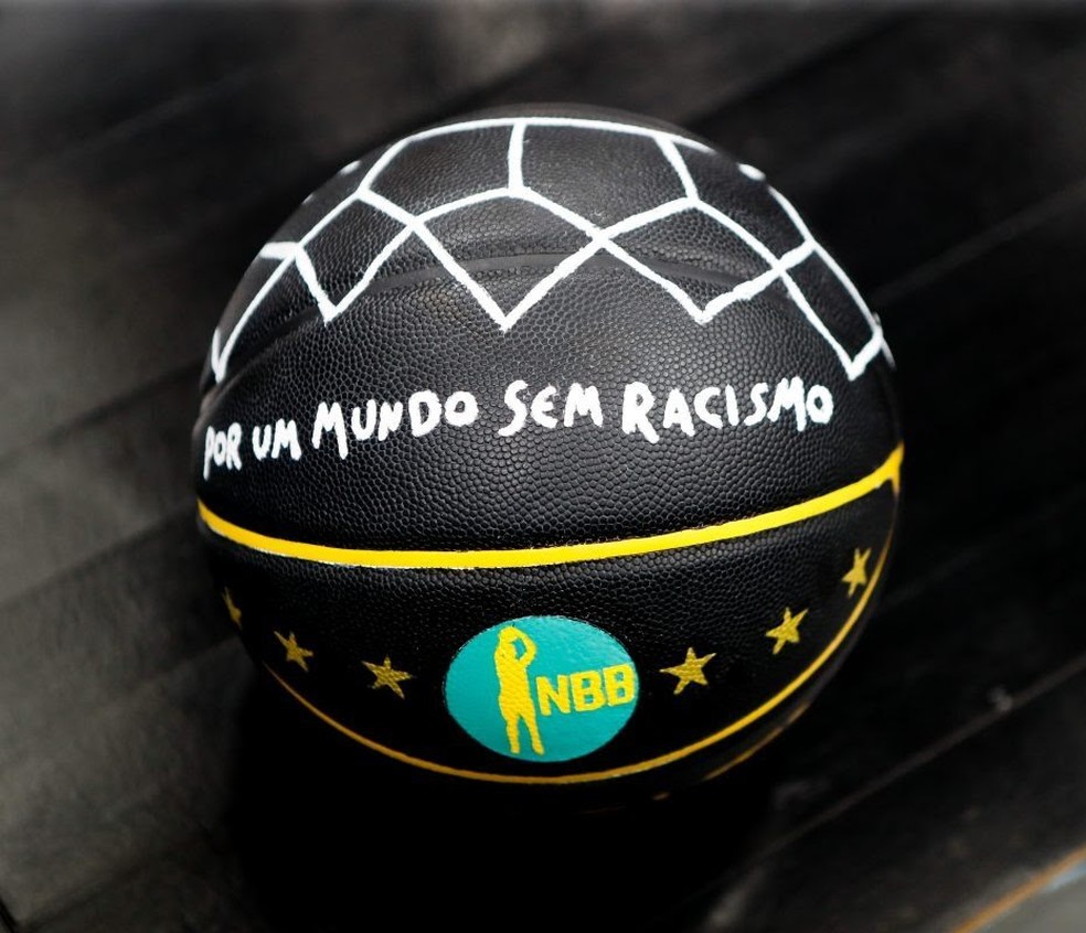 Diretor da Unifacisa arremata a bola do jogo do NBB em leilão da Liga  Nacional de Basquete, nbb