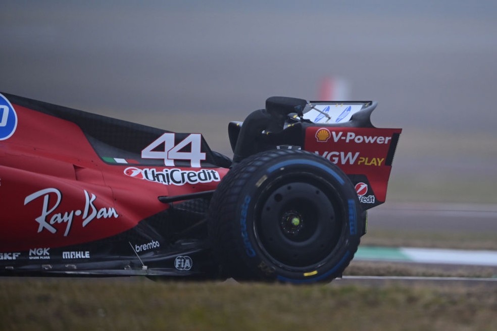 Hamilton dirige carro da Ferrari em teste na pista de Fiorano — Foto: Andrea Diodato/NurPhoto via Getty Images