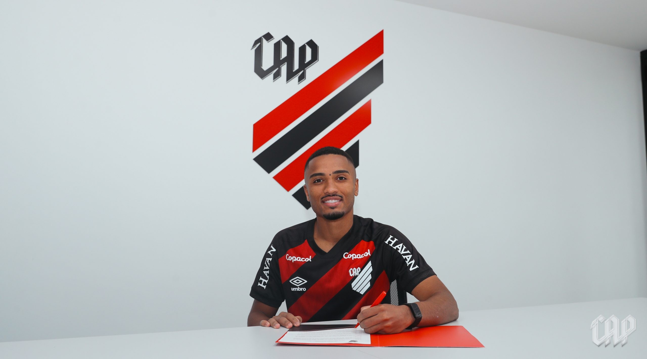 Athletico renova com atacante Leozinho até o fim de 2028; veja detalhes