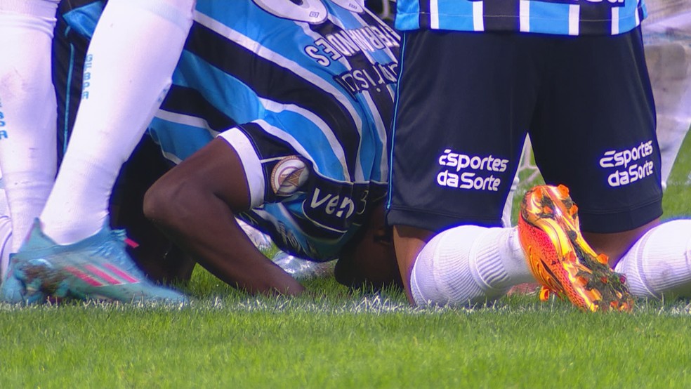 Nathan Fernandes beija o gramado da Arena após primeiro gol pelo Grêmio — Foto: Reprodução/TV Globo
