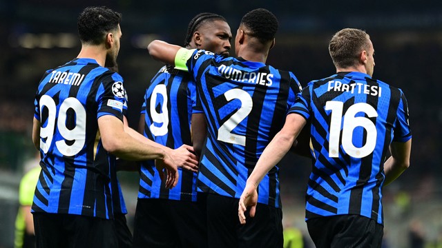 Jogadores da Inter de Milão celebram o gol de Thuram contra o Feyenoord