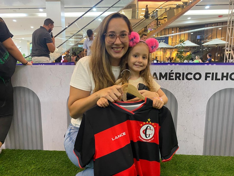 Torcedora curte a Arena Campeonato Paraibano e faz foto ao lado da camisa do Campinense � Foto: Divulga��o/Rede Para�ba