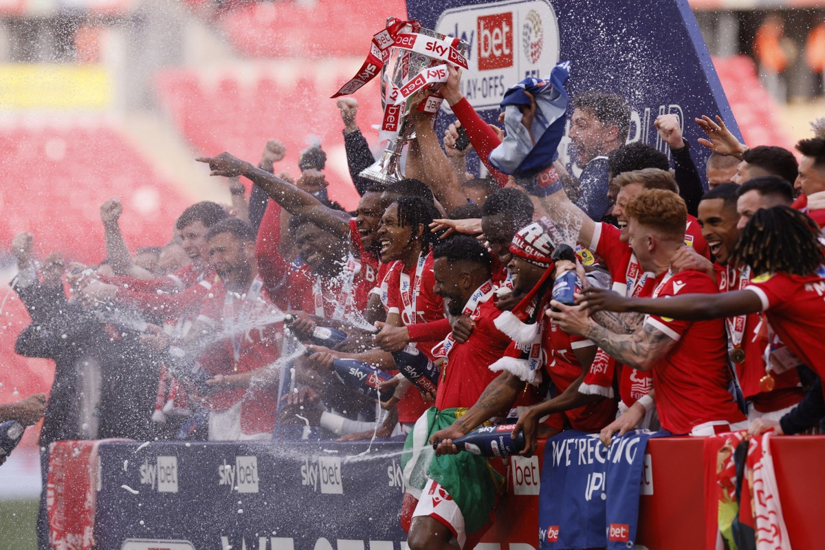 Nottingham Forest vence playoff e volta à Premier League após 23