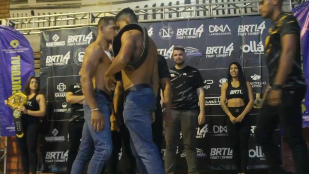 Atletas se encaram antes da luta principal do BRTL Fight Combat, em ...