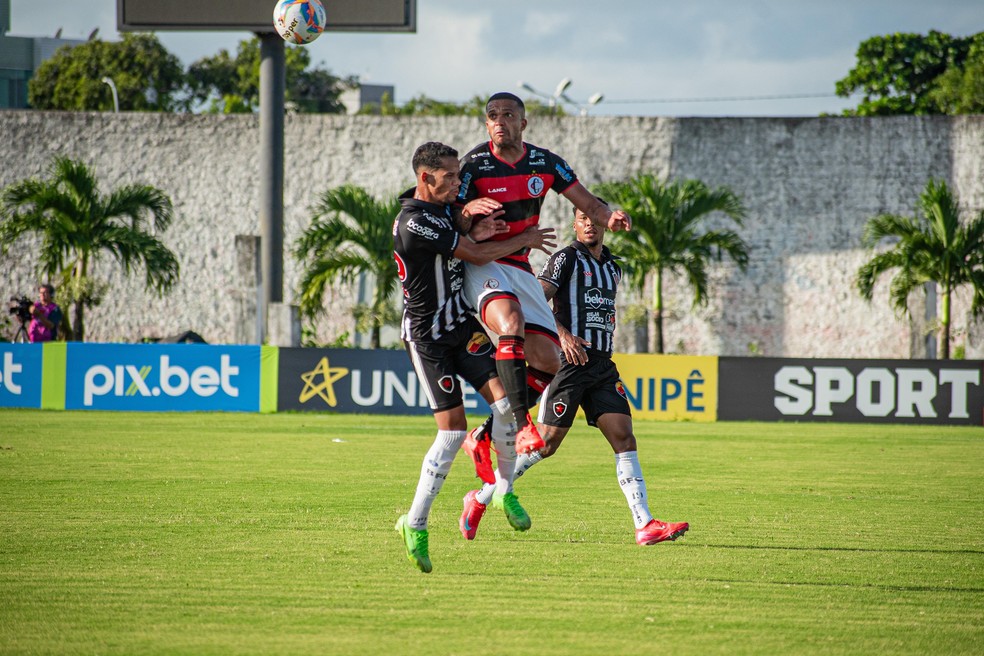 Campinense foi goleado pelo Botafogo-PB nesse domingo (9), no Almeidão — Foto: Estefinho Francelino/Campinense