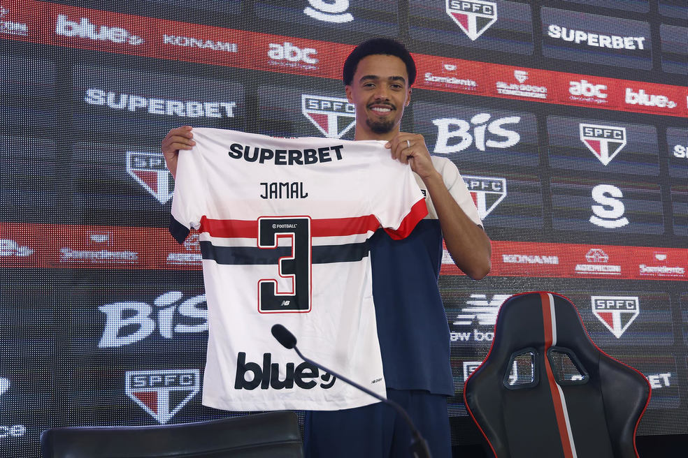 Jamal Lewis é apresentado pelo São Paulo — Foto: Rubens Chiri / saopaulofc.net