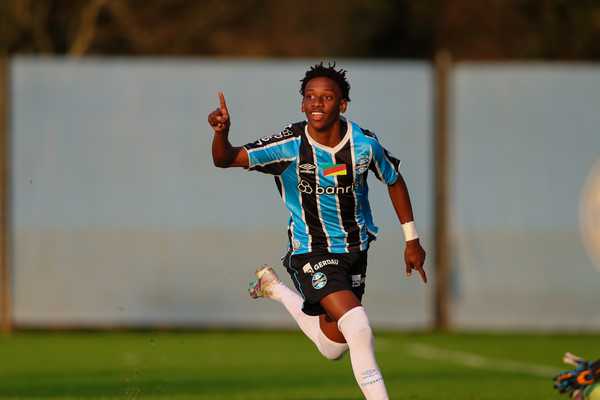 Chelsea oficializa proposta por promessa do Grêmio de 16 anos; valores revelados