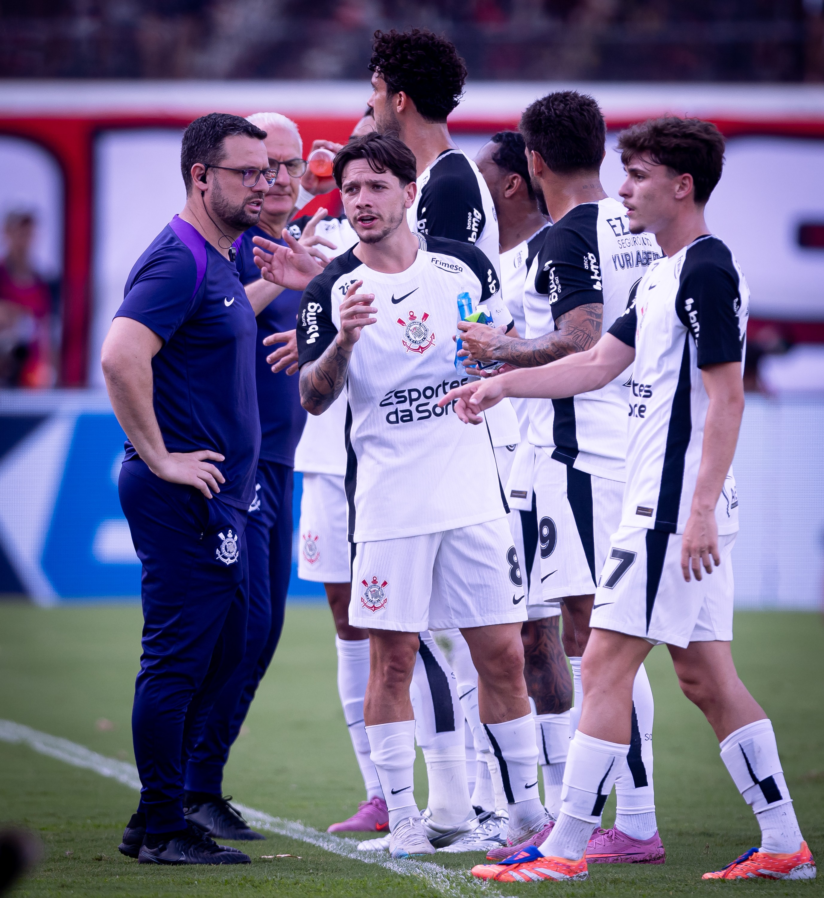 Corinthians desafia adversários e sonha com sequência invicta para subir na tabela do Brasileirão