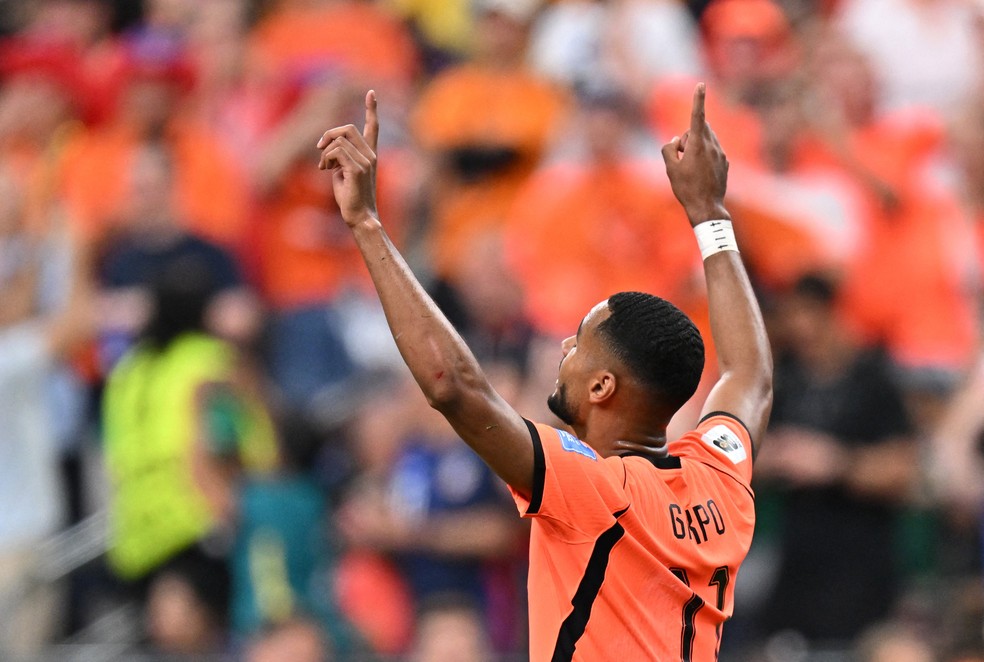Gakpo amplia para a Holanda