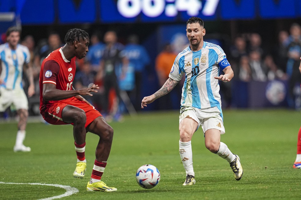 Bombito, do Canadá, e Messi, da Argentina, no jogo de abertura da Copa América — Foto: Dale Zanine-USA TODAY Sports
