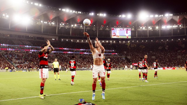 Flamengo x Bahia: Arrascaeta comemora gol em homenagem a Oscar Schmidt