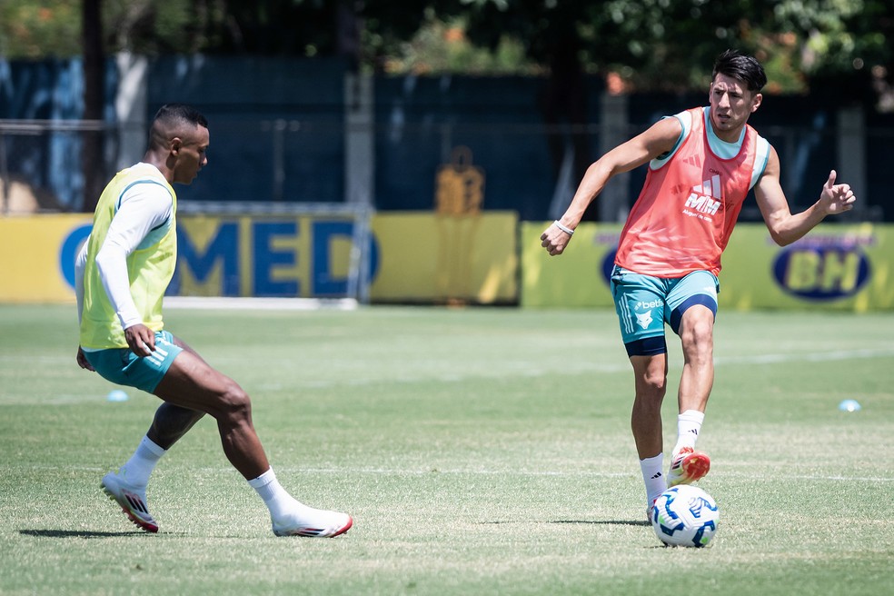 Villalba tem jogado como lateral com Leonardo Jardim — Foto: Gustavo Aleixo/Cruzeiro