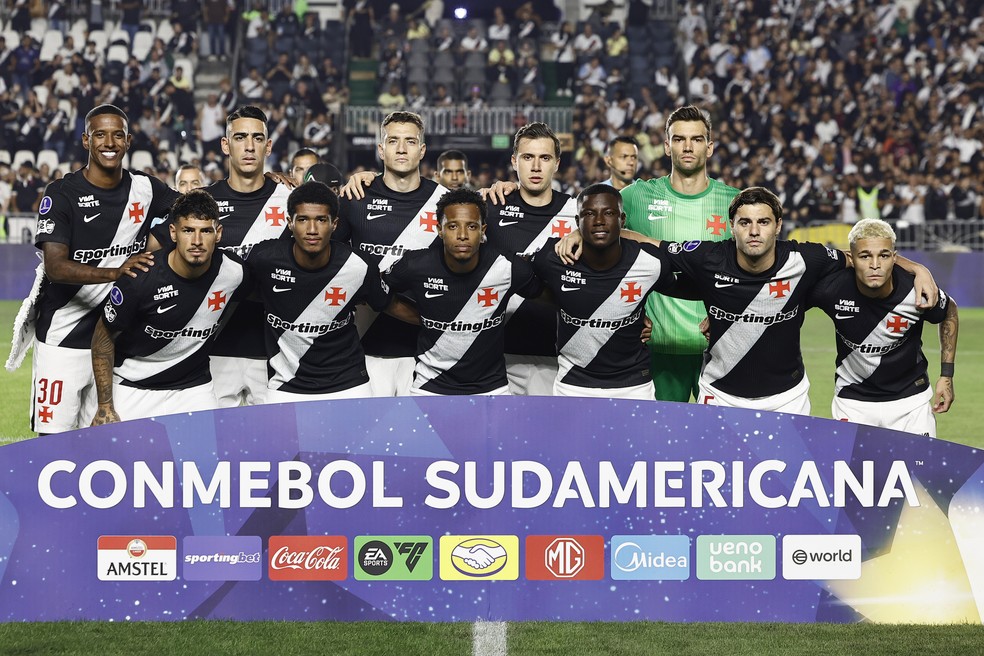 Time do Vasco posa para foto antes da partida contra o Santa Fe, pela Copa Sul-Americana. � Foto: EFE/ Andre Coelho