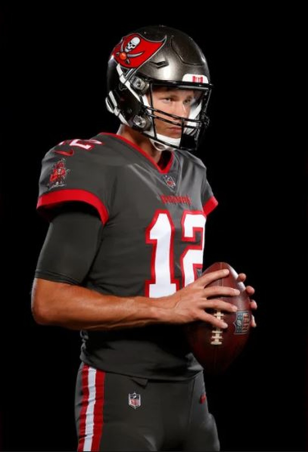Tom Brady posa com novo uniforme do Tampa Bay Buccaneers pela 1ª vez na NFL, futebol americano
