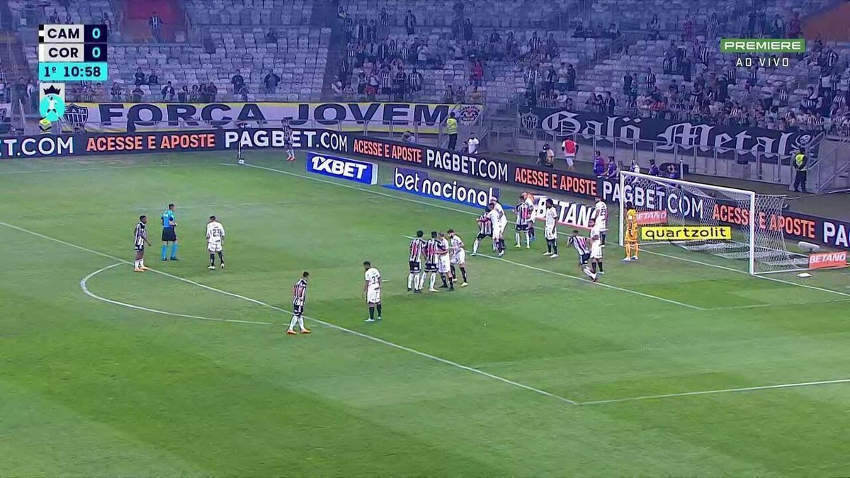 Wesley indo em direção à bola no jogo contra o Grêmio, pelo Brasileiro  Sub-20