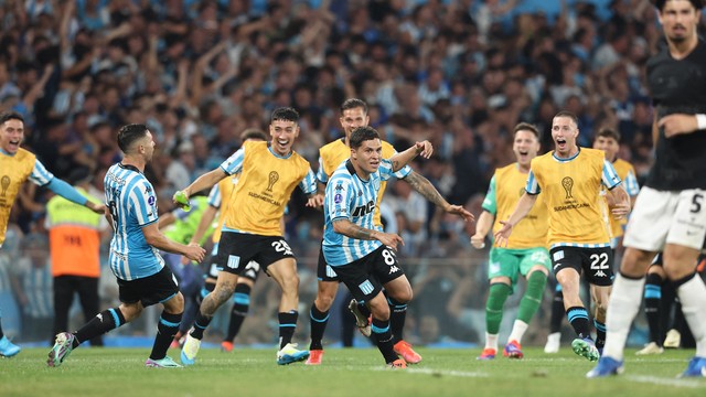 Jogadores do Racing comemoram gol sobre o Corinthians