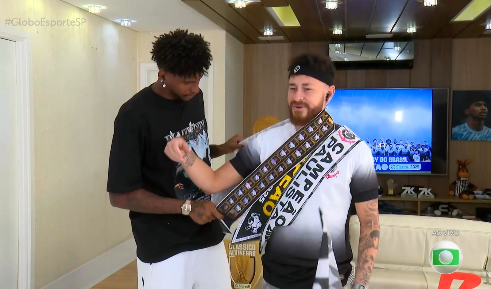 Hugo Souza apresenta o GE e faz o palmeirense Fred Bruno vestir a camisa do Corinthians