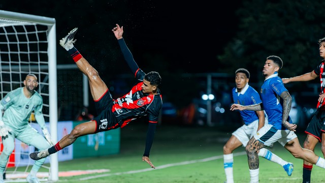 Renê tenta finaização em Vitória x Grêmio
