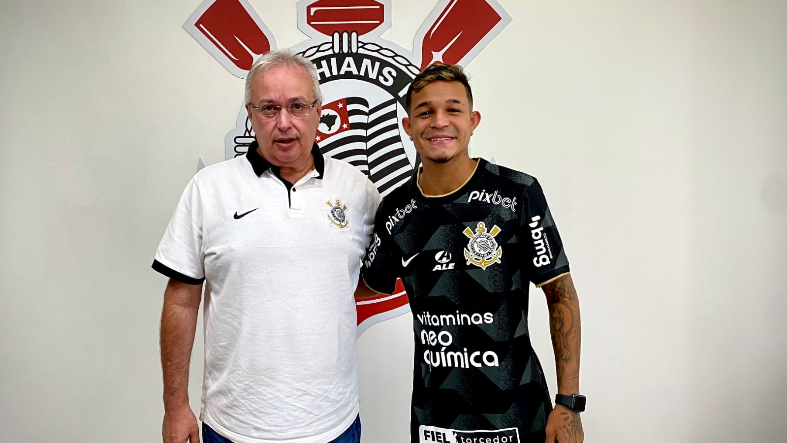 Corinthians anuncia renovação de contrato de Adson até o fim de 2025 | Ge