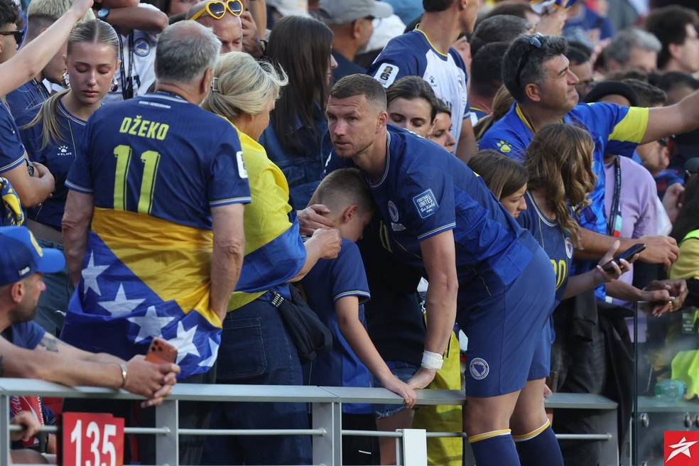Edin Dzeko consola filho após eliminação