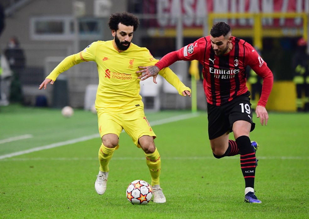 Salah e Theo Hernandez em Milan x Liverpool, na Champions League, em 2021 — Foto: Alberto Lingria/Reuters