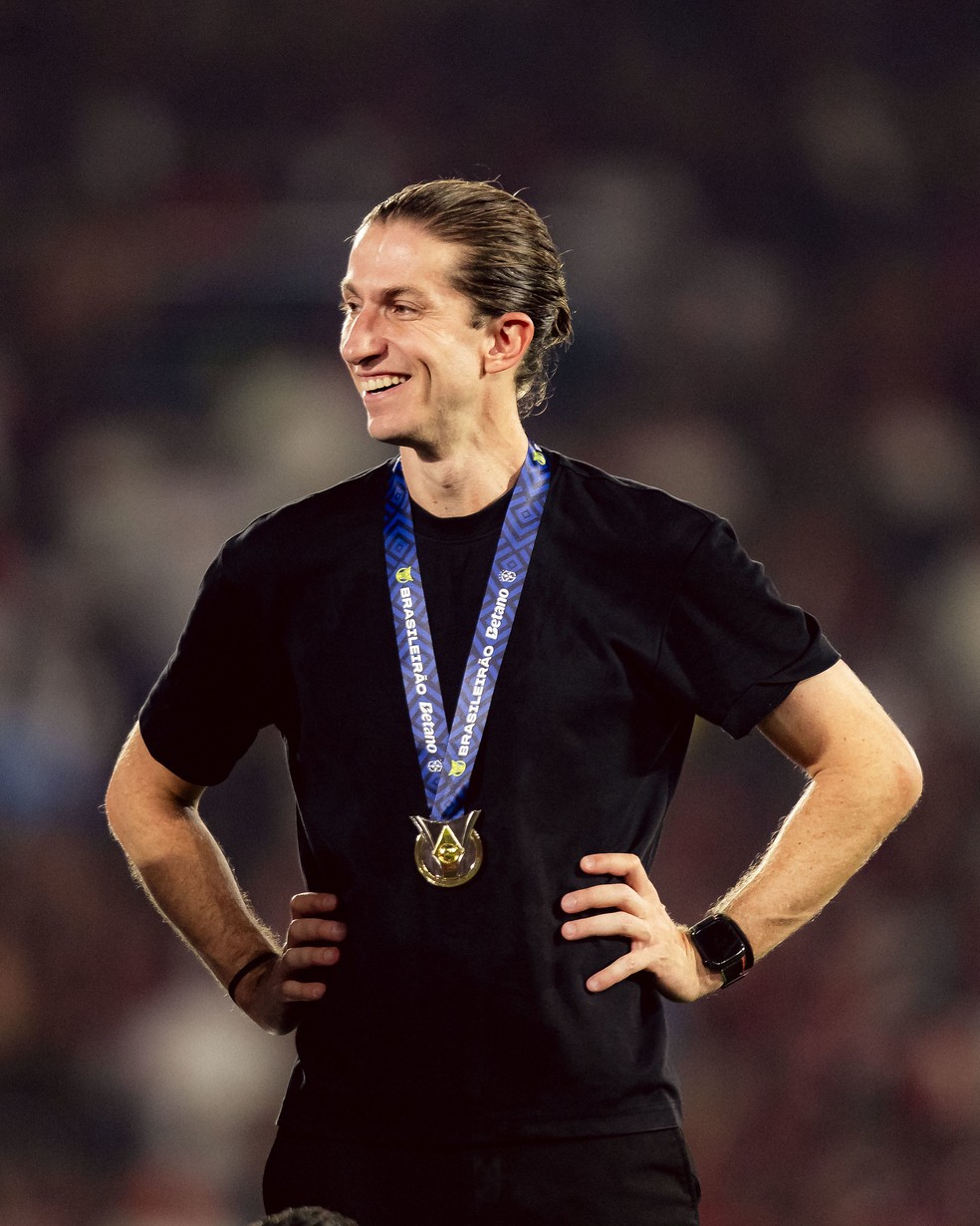Filipe Luís com medalha de campeão pelo Flamengo — Foto: Adriano Fontes/Flamengo