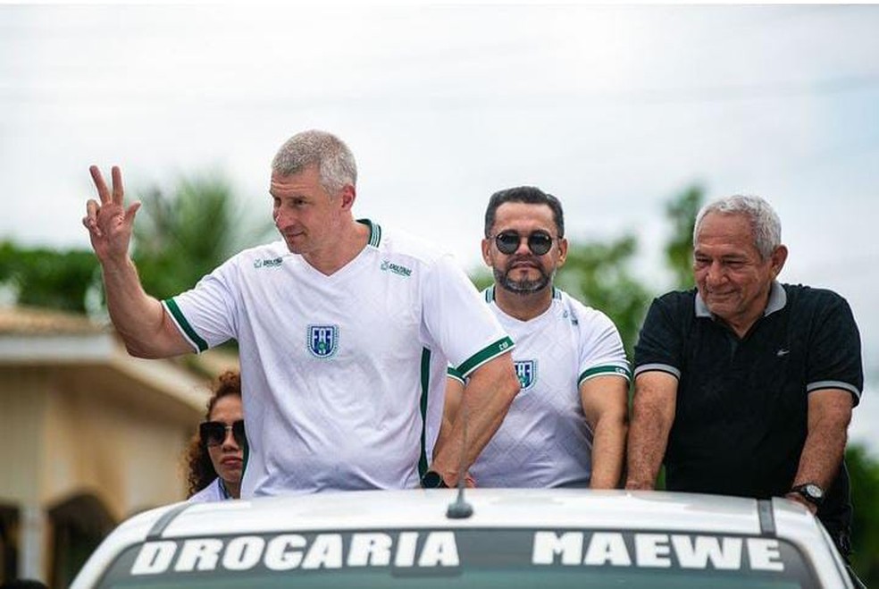 Árbitro foi recebido por centenas de homens, mulheres e crianças no interior do amazonas — Foto: Laiza Balieiro