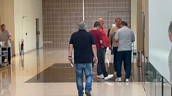 Diretoria do São Paulo mantém Carpini como técnico após eliminação no Paulistão.