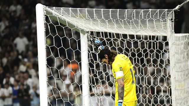 Cássio lamenta gol do São Paulo contra o Corinthians