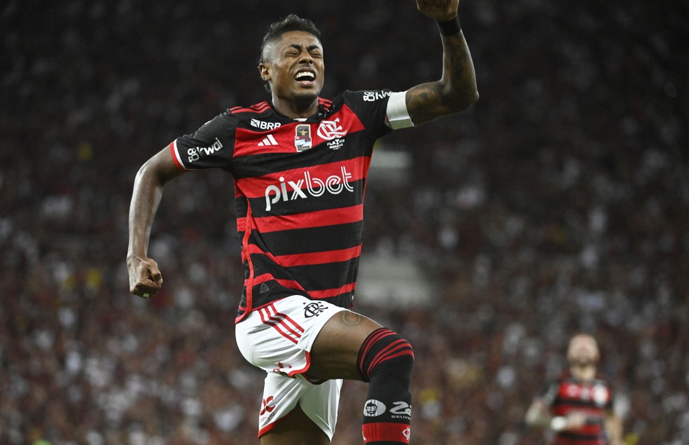 Bruno Henrique comemora gol em Flamengo x Nova Iguaçu — Foto: André Durão / ge