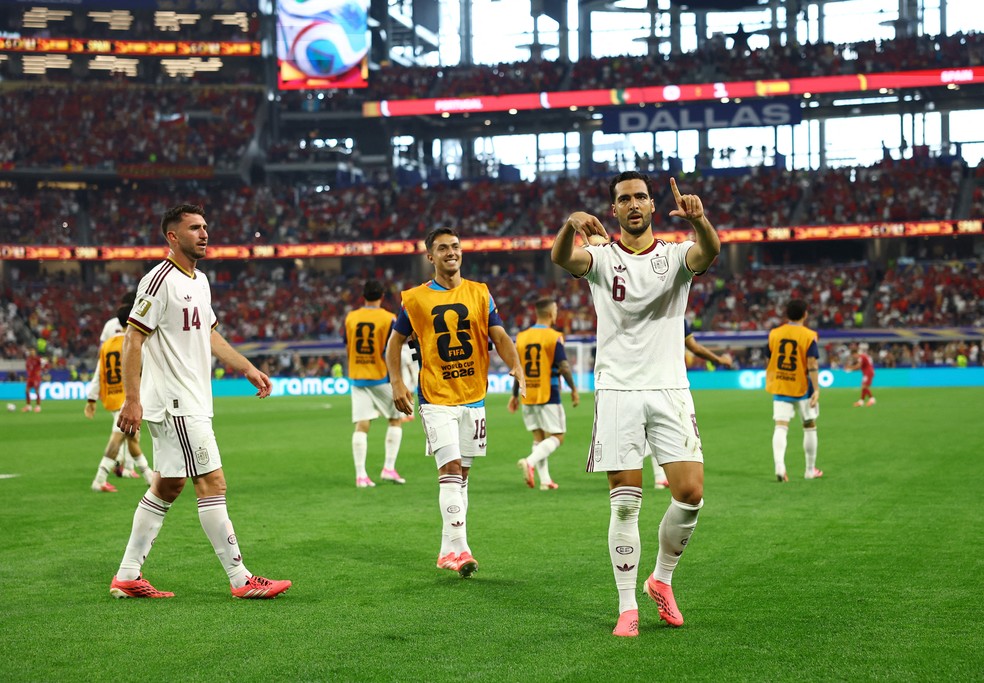 Mikel Merino comemora em Portugal x Espanha — Foto: REUTERS/Kai Pfaffenbach