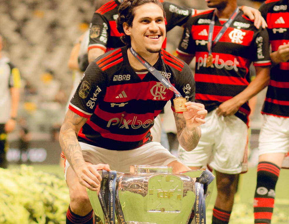 Pedro é Flamengo e exibe a taça e a medalha da Copa do Brasil — Foto: Adriano Fontes/InFuture