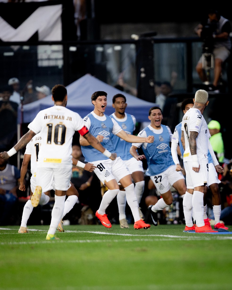 Neymar e Gabigol comemoram gol do Santos contra o Vasco — Foto: Raul Baretta/Santos FC