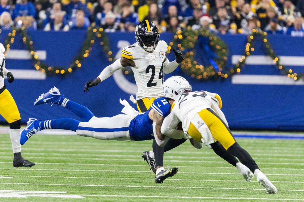 Michael Pittman Jr. é parado por Damontae Kazee (23), do Pittsburgh Steelers no jogo contra o Pittsburgh Steelers — Foto: Reuters