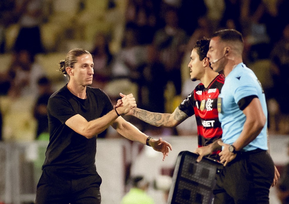 Filipe Lu�s e Pedro se cumprimentam em jogo do Flamengo � Foto: Adriano Fontes / Flamengo