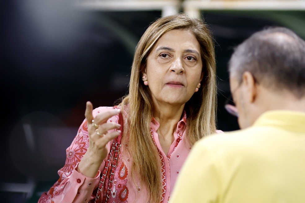 Leila Pereira acompanhou do gramado o aquecimento do Palmeiras — Foto: Marcello Zambrana / AGIF