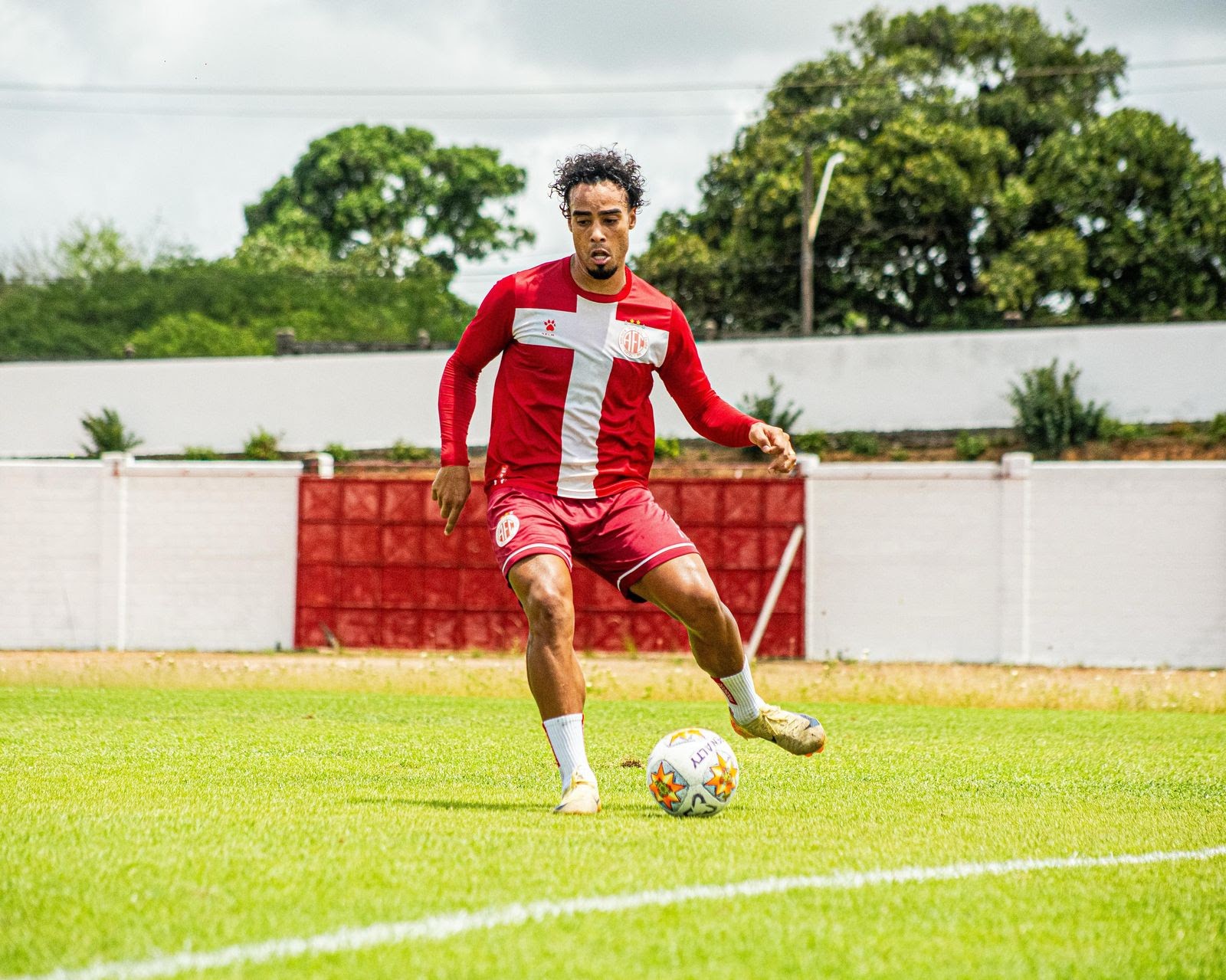 Confiança anuncia lateral Rennan Siqueira, primeiro reforço da temporada 2027