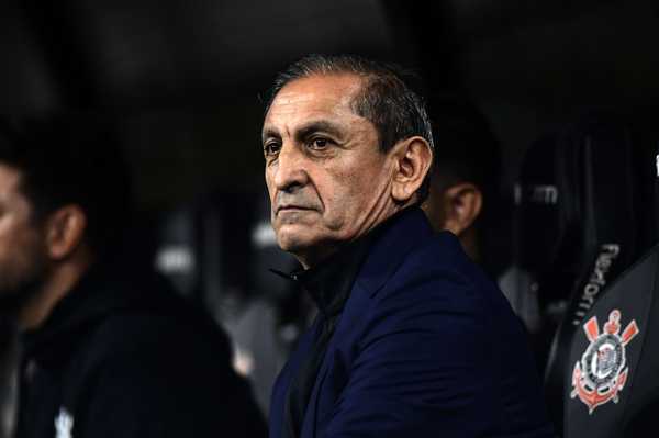 Ramón Díaz analisa escolhas e problemas do Corinthians em duelo aberto.
